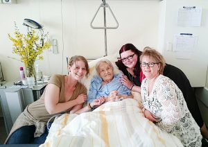 Das letzte Bild von Oma mit meiner Tante, meiner Mama und mir im Krankenhaus.